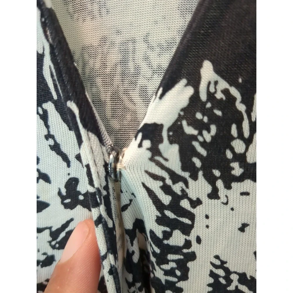 Diane Von Furstenburg Vintage Size 6 100% Silk Wrap Floral Dress‎